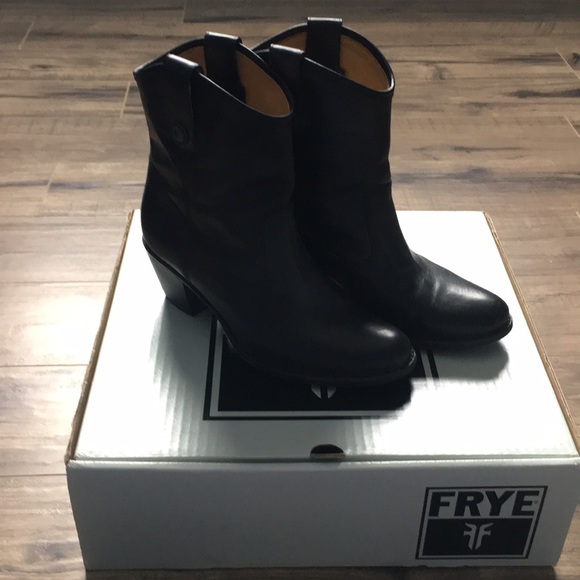 Frye Shoes - Frye Jackie button short